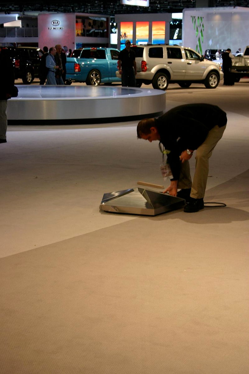 Illustration for article titled Chrysler Sign Almost Decapitates Detroit Auto Show-goer